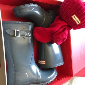 Size 8 Grey Short Hunter Rain Boots & Sock Bundle